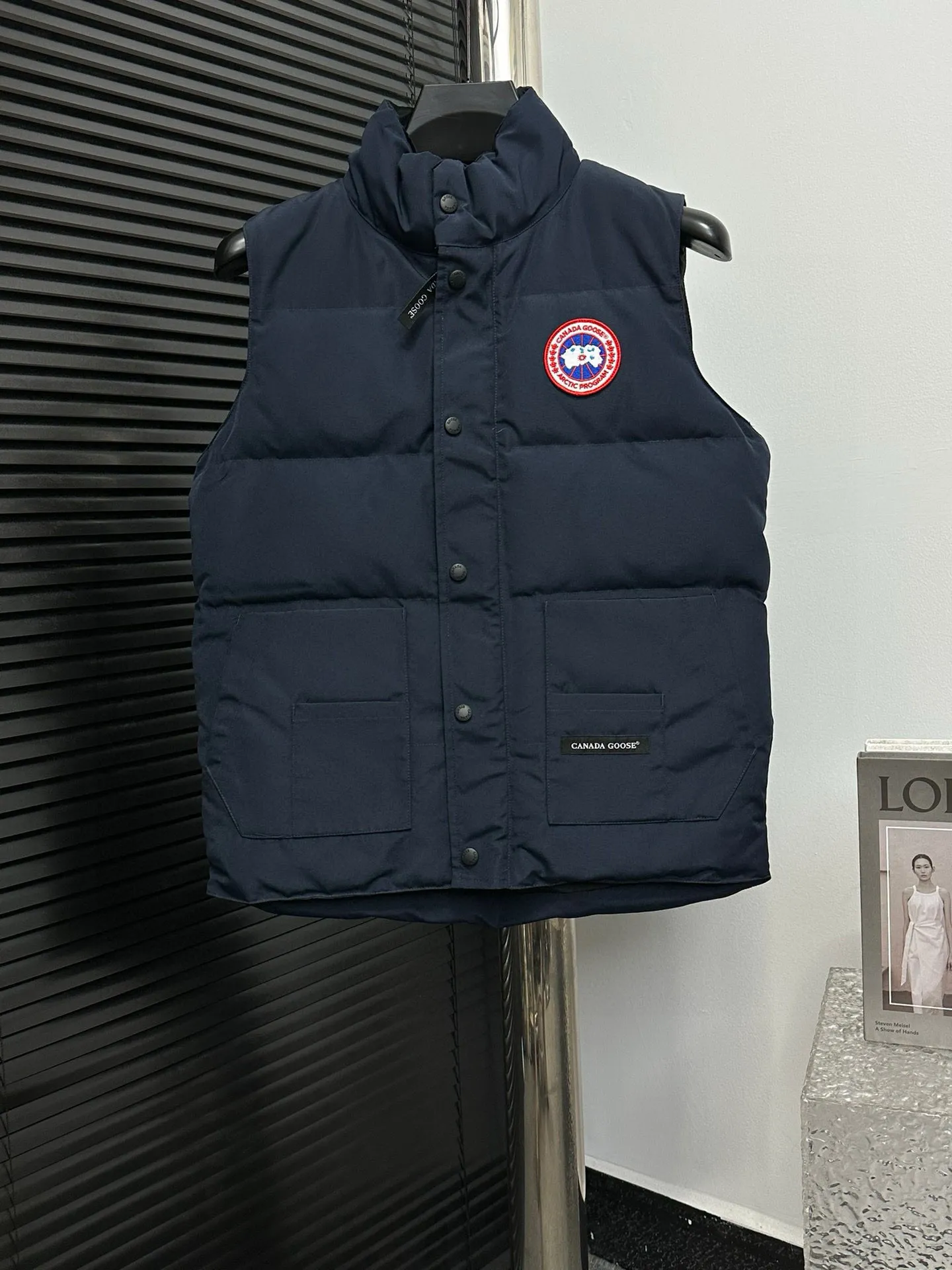 P360 [Canada Goose] Canada Goose #Freestyle Crew 4154M Men’s and Women’s Vest Down# ➖ Imported Behringer embroidery machine with customized 10,000-needle embroidery logo! ➖ Imported 21-count polyester-cotton blended original fabric, using Feather-Light 10D waterproof coating fabric, made of 84.5% polyester fiber and 15.5% cotton, 100% the best feel in the entire network! ➖ The genuine official website uses the national standard 80 white duck down, and will never be misled by false claims such as 90 down or goose down! ➖ 100% nylon nylon lining with double double-layer sealing design to prevent velvet from running away. Top-grade polar fleece is used in the collar and pockets to keep warm and comfortable! ➖ Yoshida YKK provides original custom-made electroplated sliders. YKK two-way lockable zippers are tight and smooth and will not peel off paint! ➖ 3M composite original Velcro is durable, and all accessories and hardware are disassembled and customized! ⛔No slander, no exaggeration, no need for too much copywriting, because it is focused, it is professional!  SIZE: XS S M L XL XXL